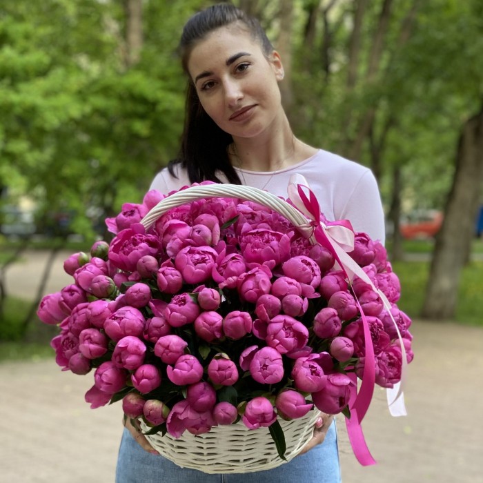 101 малиновый пион Флеминг в корзине